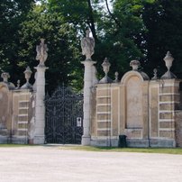 Another modest side entrance to the garden of Villa Pisani.