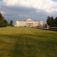 [Translate to English:] Rückansicht der Villa Pisani.