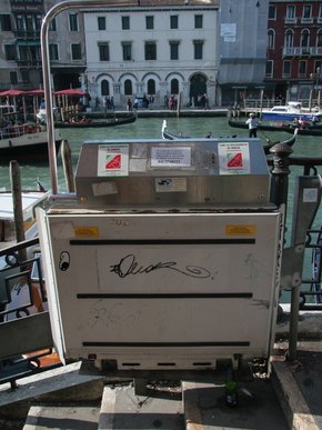 Rollstuhlaufzug am Canal Grande in Venedig.