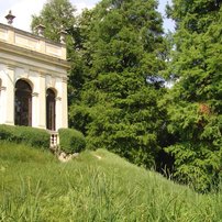 Ein Gartenpavillon auf einem Hügel